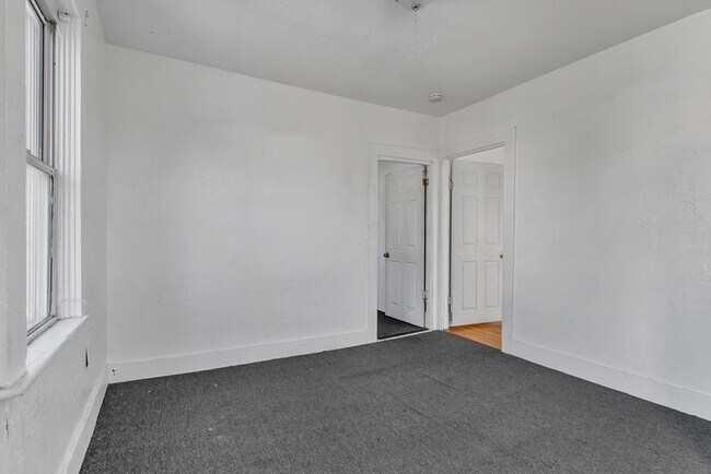 Building Photo - 13R Plain St