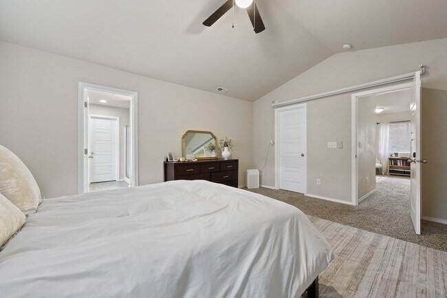 Building Photo - Well maintained 4 bedroom 2.5 bath home in...