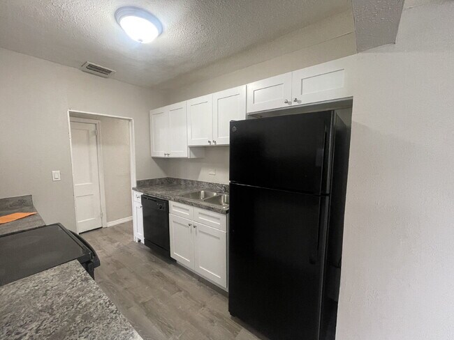 Building Photo - 4-Bedroom and 2-Bathroom