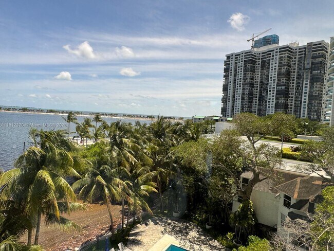 Building Photo - 2025 Brickell Ave