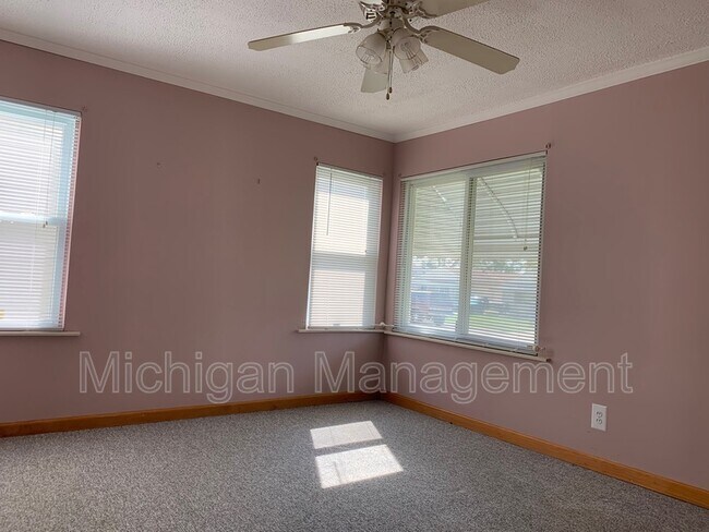 Building Photo - 7428 Deering St