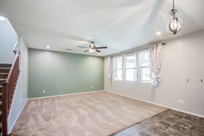 Building Photo - Stunning 3 bed plus Loft in Copper Ranch!