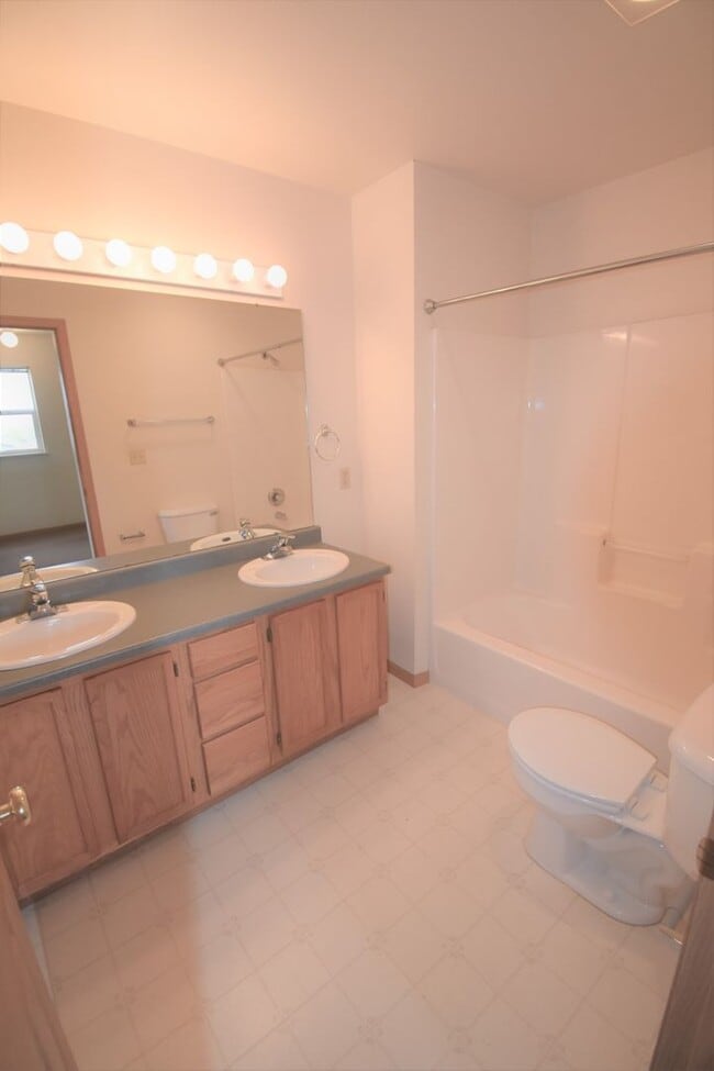 Building Photo - Centrally Located 3b 1.5ba Townhouse with attached Garage and Patio!