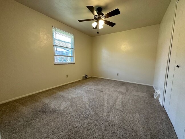 Building Photo - Tremendous Townhome in Plum with a Huge Pr...