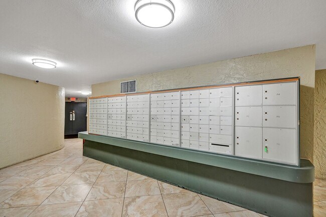 Building Photo - Large  1BR/1.5BA. No minimum Credit Score required!