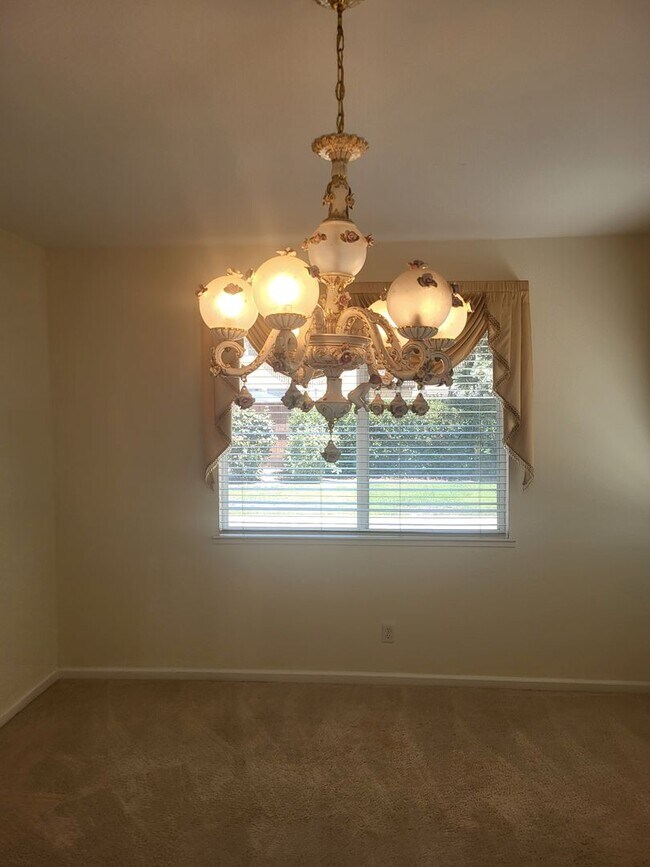 Building Photo - 5049 Pine Lake Ct