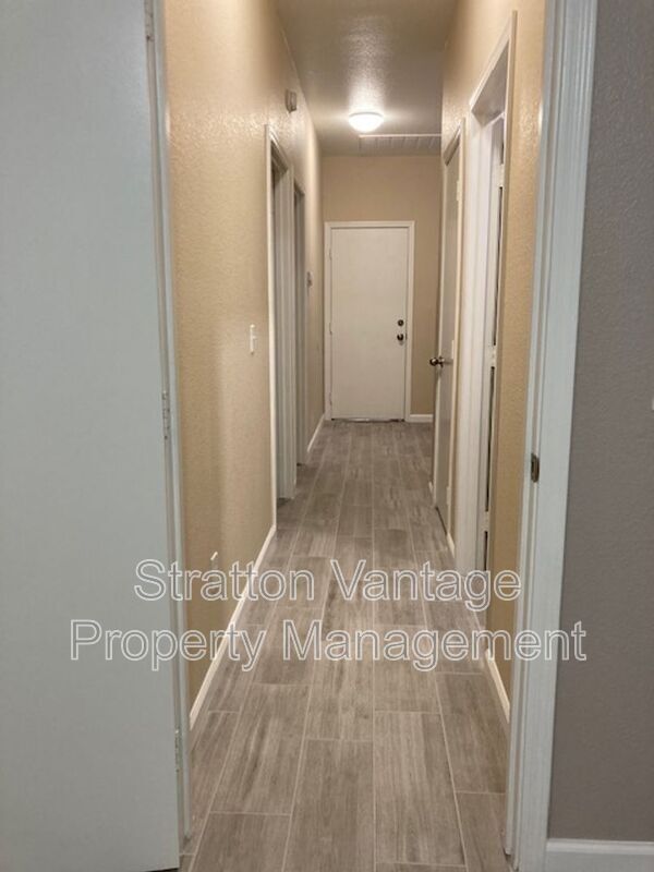 Building Photo - 1017 S Clancy Cir