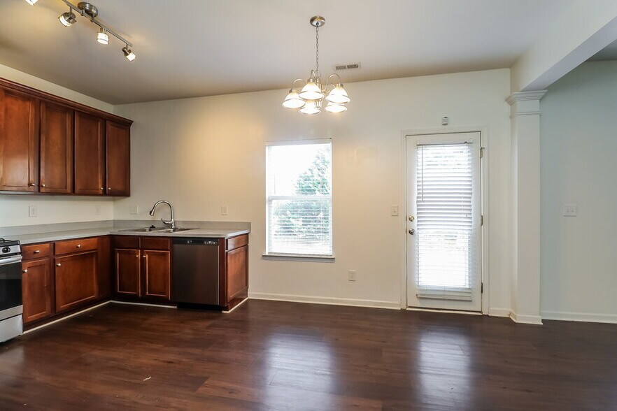 Building Photo - 8504 Old Potters Rd