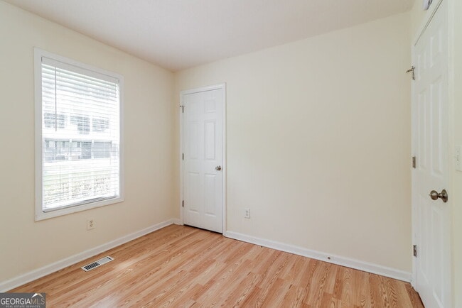 Building Photo - 757 Newport Dr