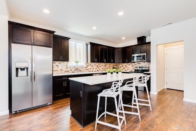 Building Photo - Newer 4 Bed 2.5 Bath with Bonus Room!!