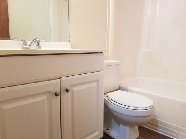 Building Photo - *MUST SEE* Southside Condo with Pool