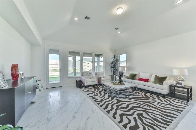 Building Photo - 25206 Farmdale Ln