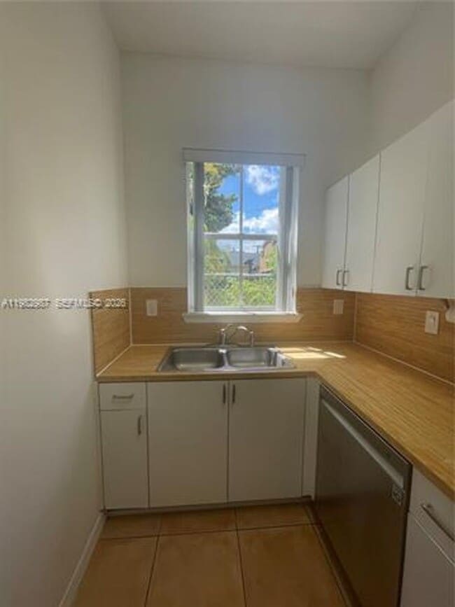 Building Photo - 3421 SW 25th St