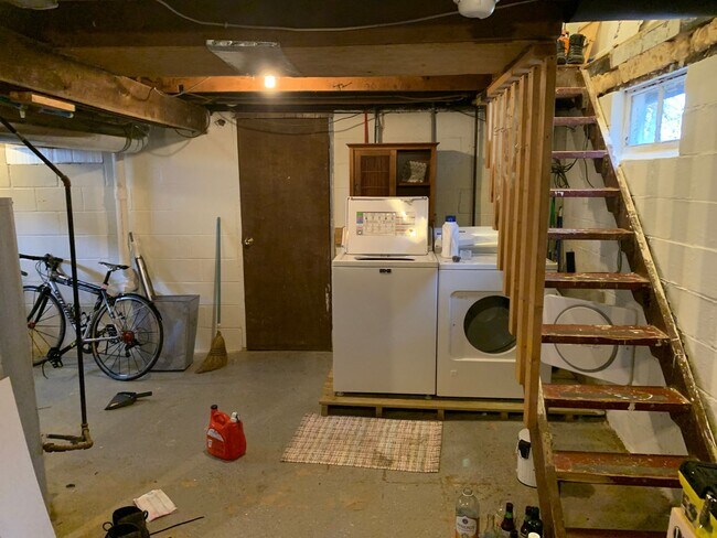 Building Photo - 711 W Dodds St
