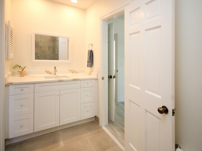 Building Photo - 11877 Pebblewood Dr