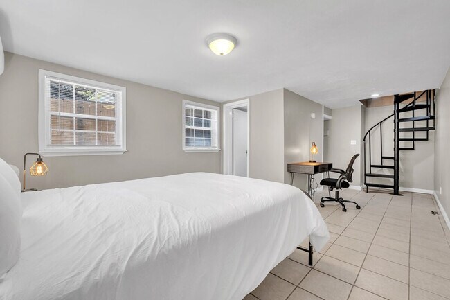 Building Photo - 905 Buena Vista Dr