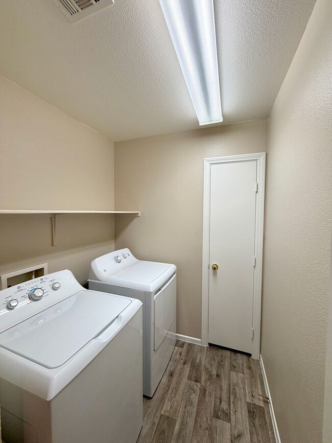 Building Photo - 5712 Viberti Ct