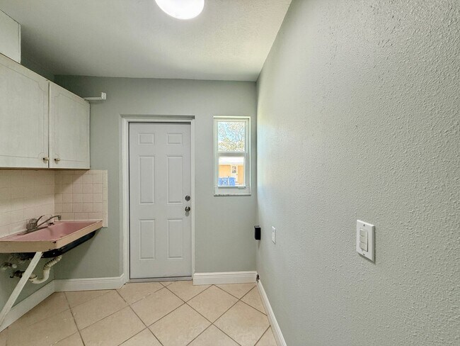 Building Photo - Four Bedroom Pool Home - Second Floor View of Manatee River