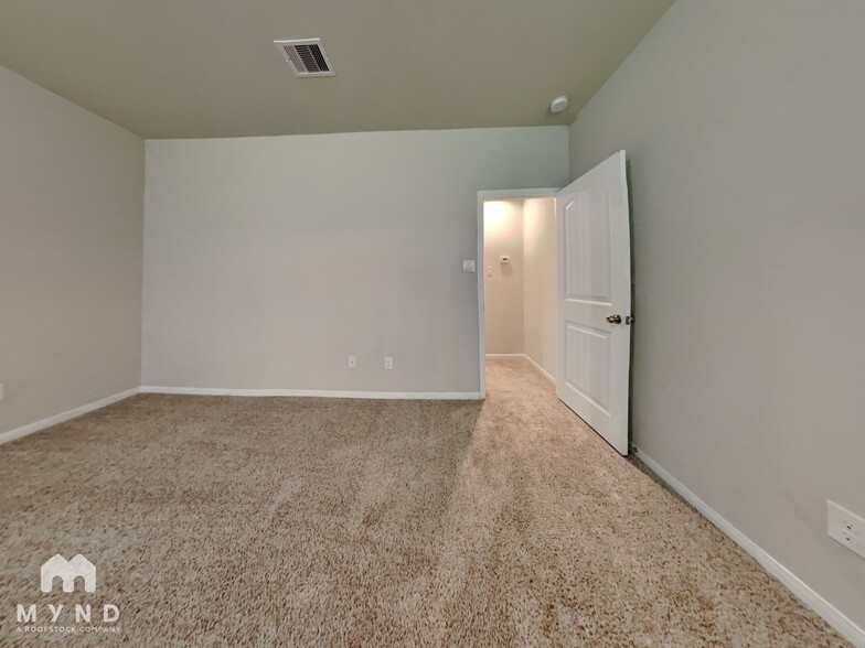 Building Photo - 8111 Carillon Way