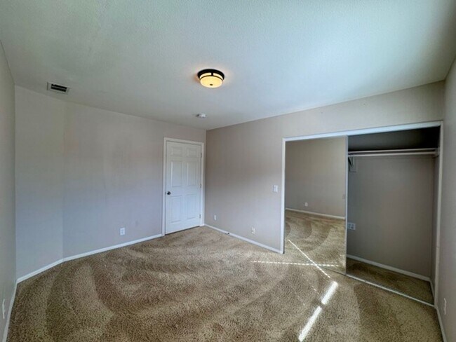 Building Photo - Beautiful 4 bedroom Temecula home sitting ...