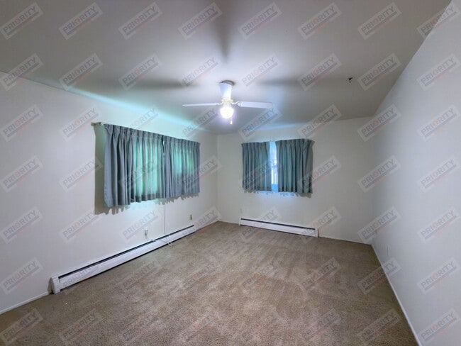 Building Photo - Large 4 bedroom, 2.5 bath downtown home