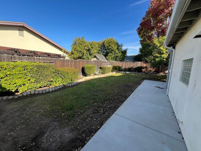 Building Photo - Beautiful Home in Camarillo