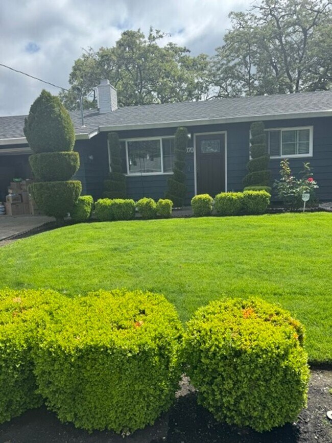 Building Photo - ?Lovely 3bed/2bath Ranch style home with HUGE private yard in ?