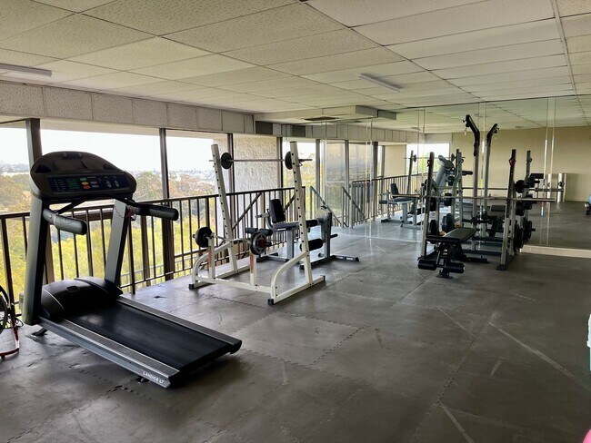 Building Photo - 6th Floor 2 Bedroom 2 Bath Newly remodeled...