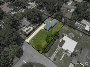 Building Photo - Central Lakeland Home with big yard!