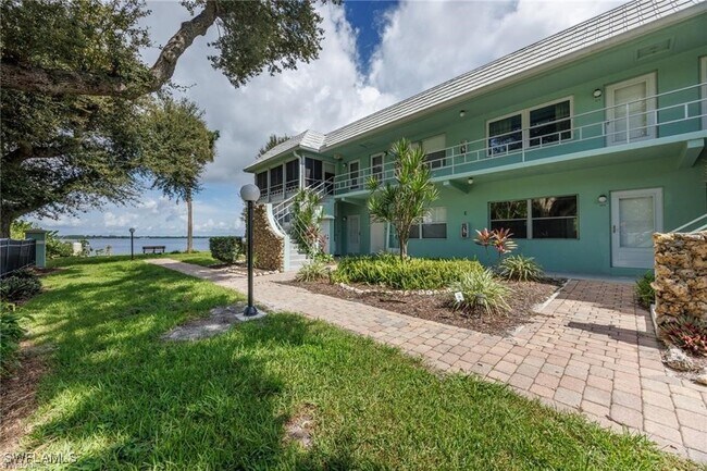 Building Photo - 3225 E Riverside Dr