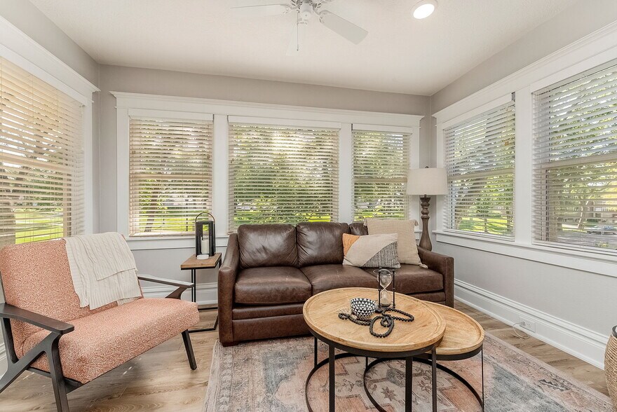 Living room - 709 S Phillips Ave