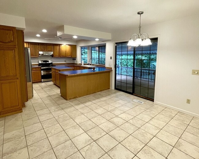 Building Photo - 1/2 Off First Full Month! 4 Bedroom Single Family Home in Lakewood