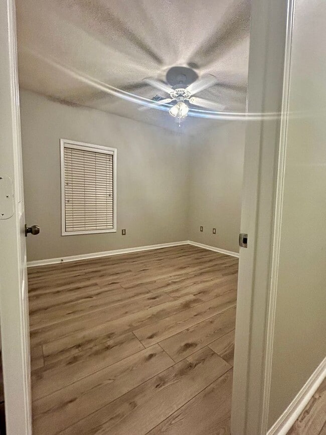 Building Photo - 3 Bedroom/ 2 Bathroom Condo Available in August!