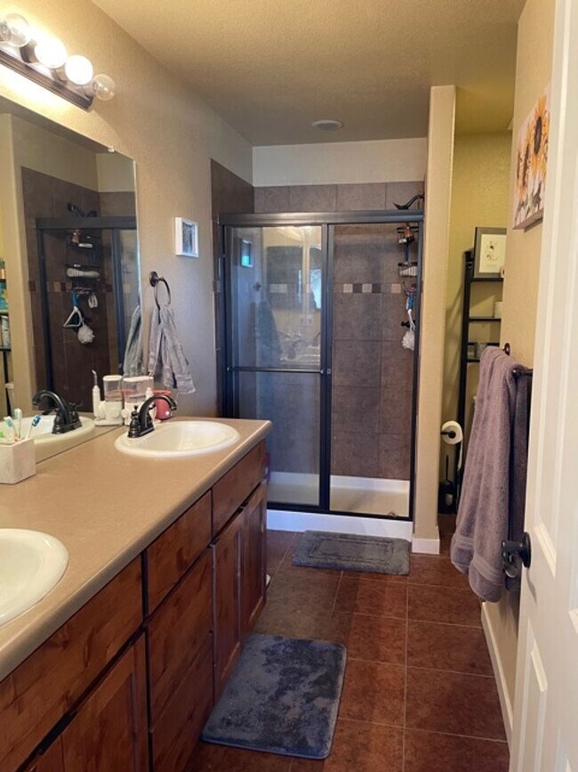 Building Photo - Gorgeous End-Unit Townhome Backing to Open Space!