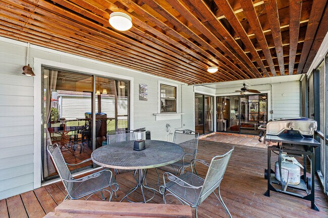 Building Photo - 500 Oak Shadow Way