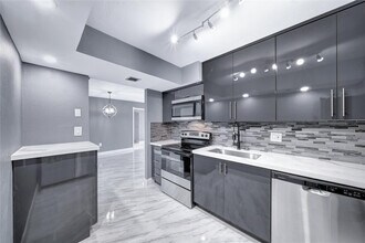 Building Photo - 1100 St Charles Pl