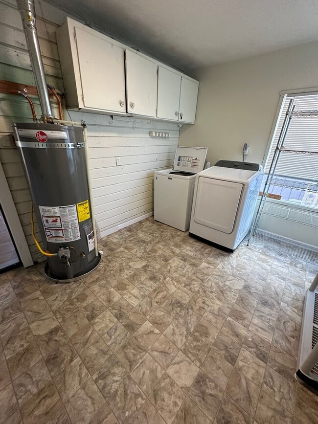 Building Photo - 3 Bed Room 1.5 Bath