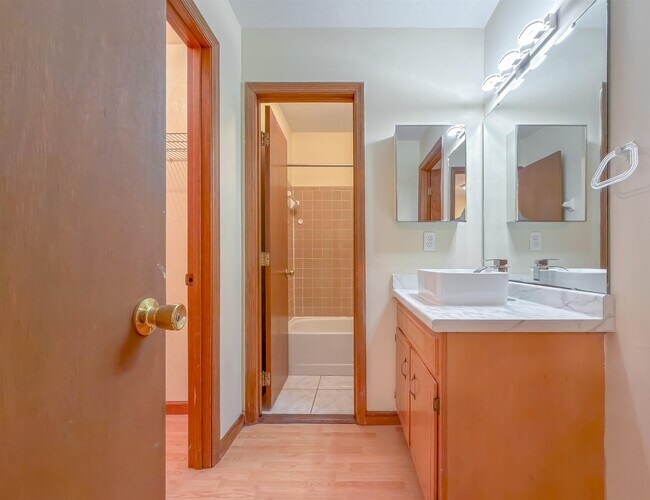 Building Photo - 1104 Greentree Ct