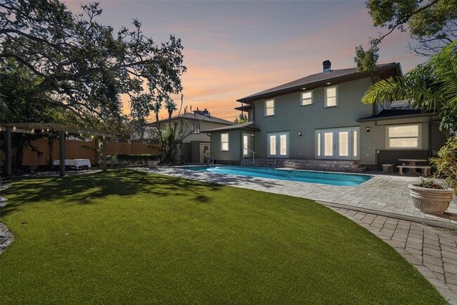 Building Photo - 344 21st Ave NE