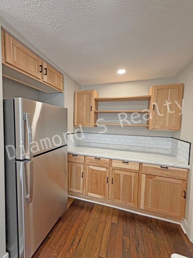 Building Photo - **Stunning Renovated 1-Bed Home Now Available**