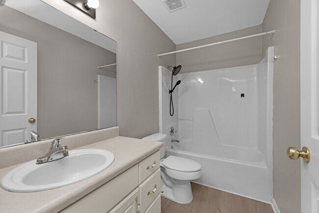 Building Photo - Spacious 3/2 w/Electricity Included Availa...