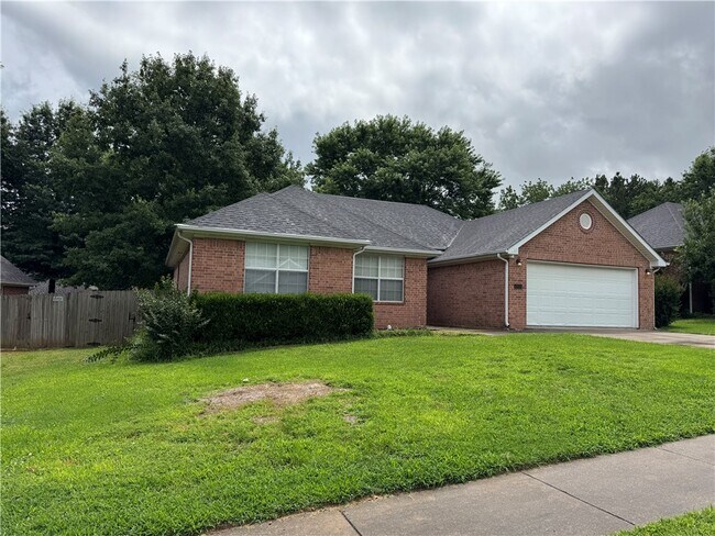Building Photo - 4905 Hawthorne Way