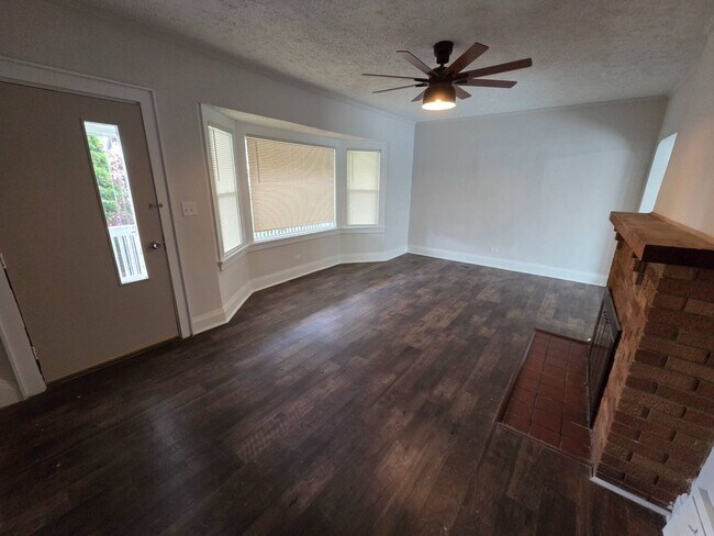 Building Photo - Charming 3-Bedroom Property in Prime Location