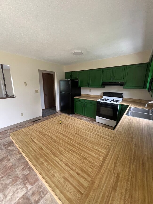 Building Photo - Southeast Erie 3 Bed with 2 Car Garage