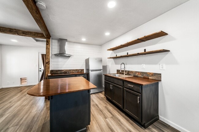 Building Photo - Adorable Studio Apt in Cottonwood - Dog Friendly! Available NOW!