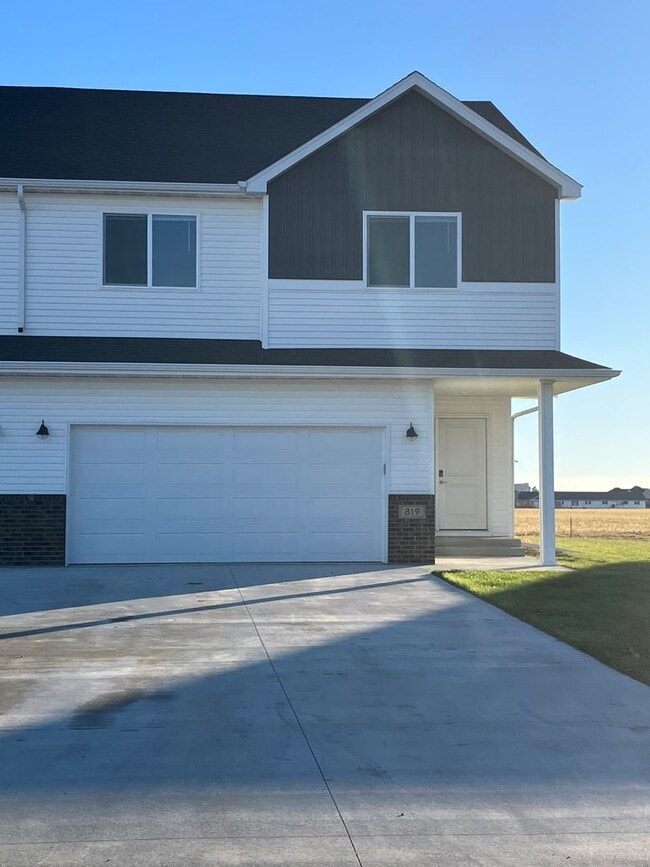 Building Photo - 3 Bed 3 Bath Twin Home