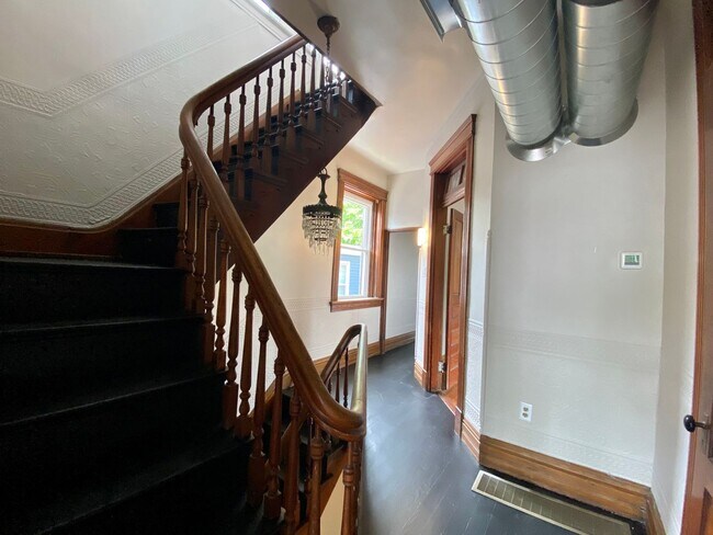 Building Photo - 146 Parker St