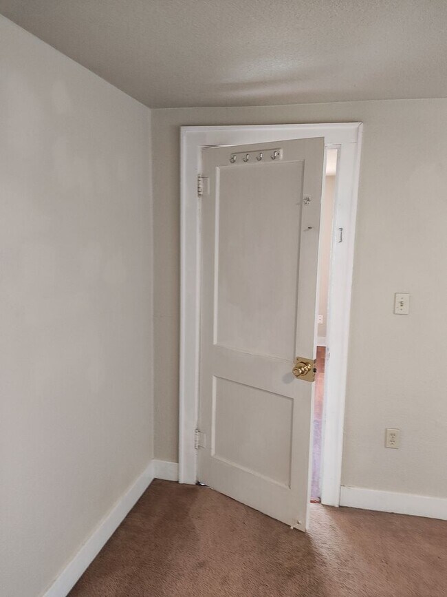 Building Photo - 1825m1