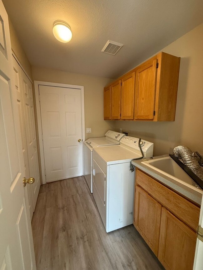 Building Photo - 3 Bed/2 Bath Single Level Home with Fenced Backyard