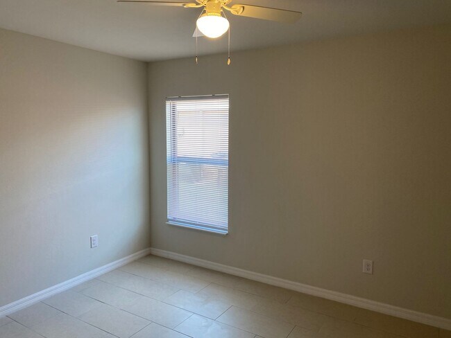 Building Photo - Available Now Stunning 3 bedroom 2 bathroom duplex